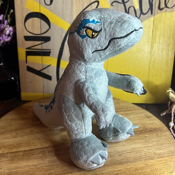 Universal Studios | Jurassic World | Blue the velociraptor Plushie - Picture 3 of 15